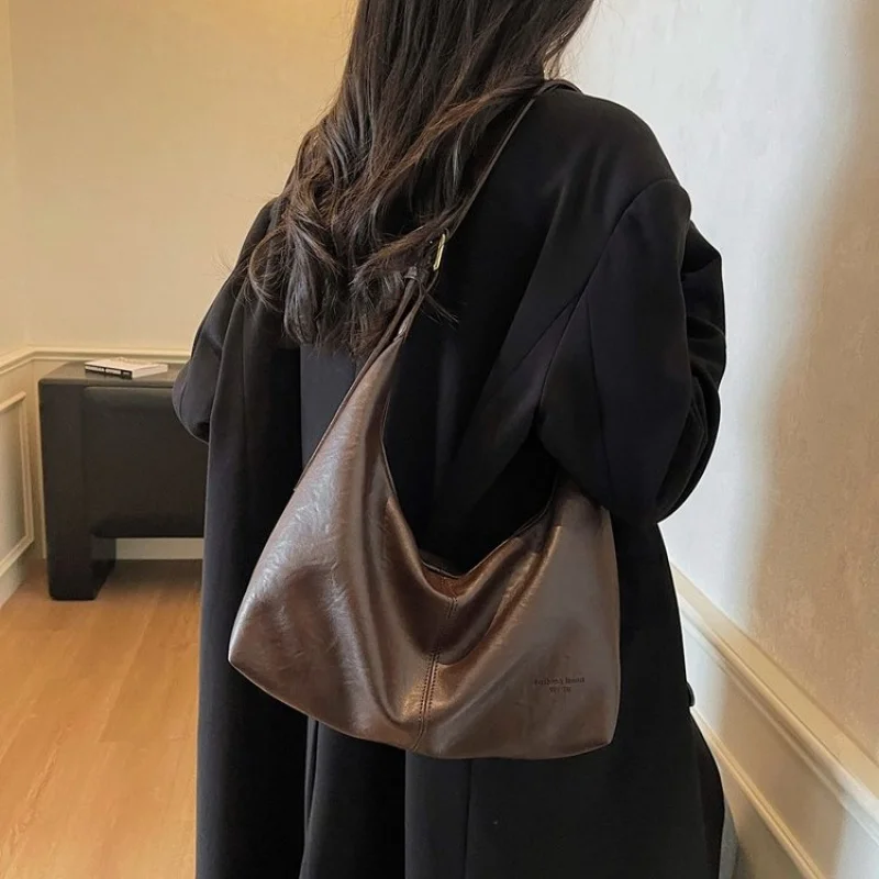 

High-End Women Shoulder Bag With Luxury Craftsmanship And Water-Resistant Leather Suitable For Fashionable Daily Outfits​