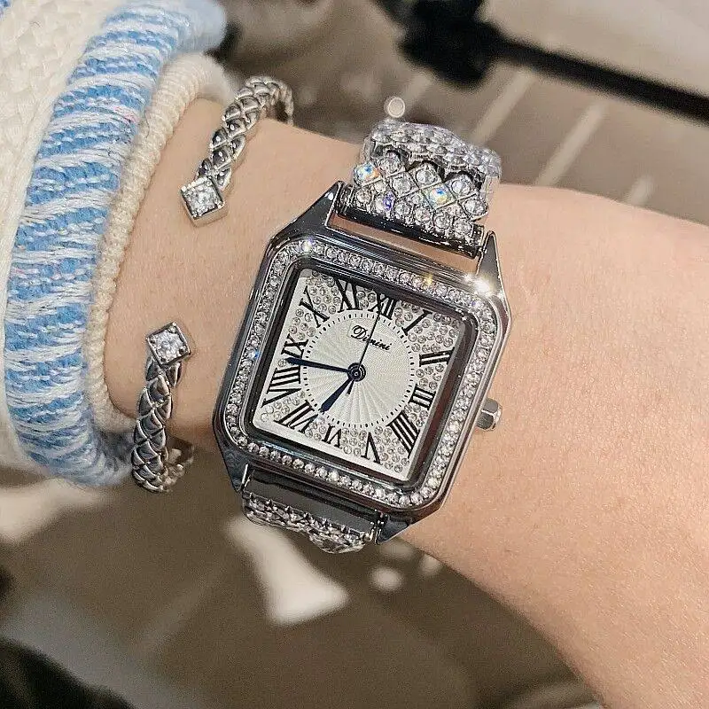 

Новые квадратные женские часы со стальным ремешком, маленьким циферблатом, дизайном браслета, модными кварцевыми наручными часами. Серия женских часов.