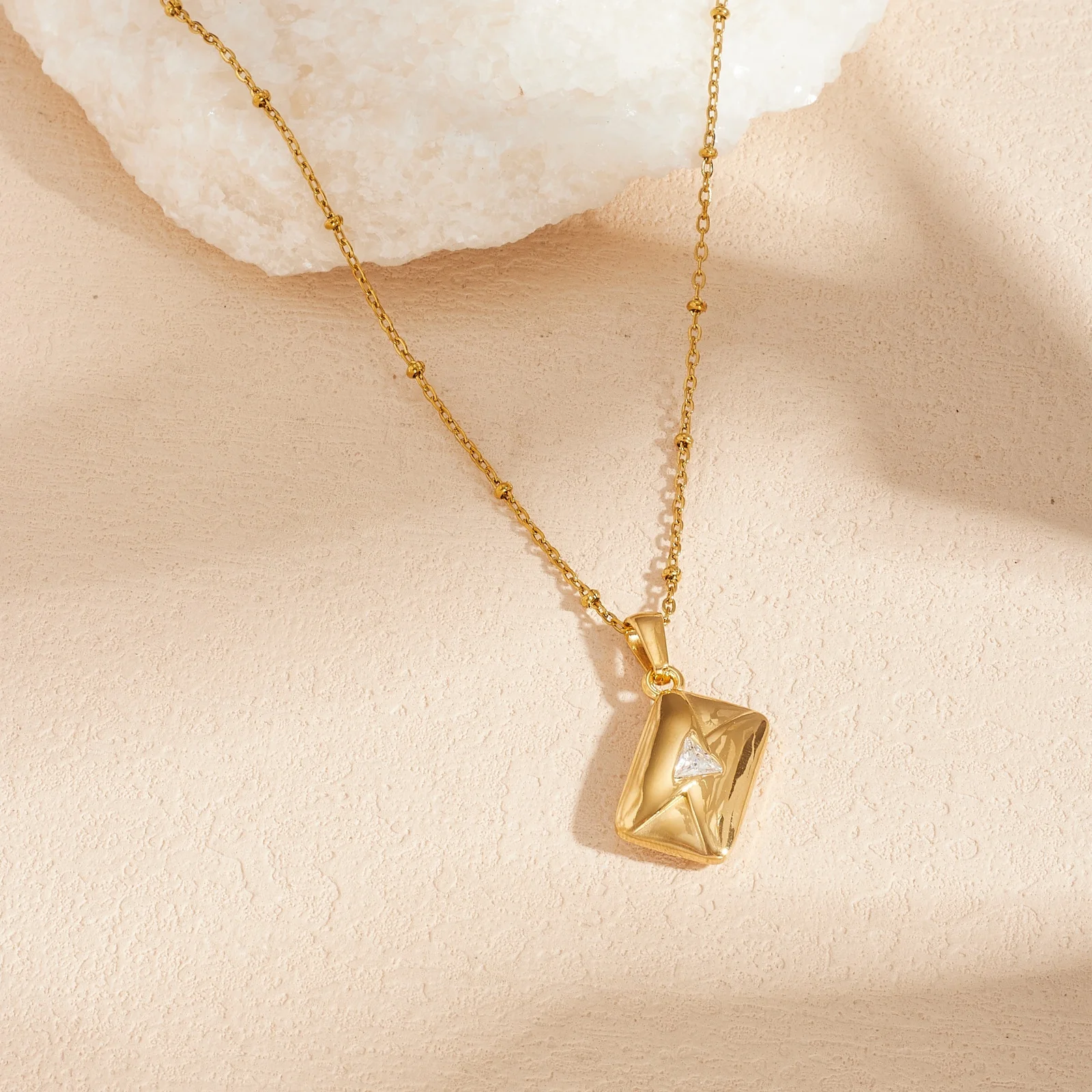 Edelstahl Goldene Mini-Umschlag-Halskette mit Dreieck-Zirkon-Anhänger, Liebesbrief-Charm-Schmuck für Frauen, Geschenk