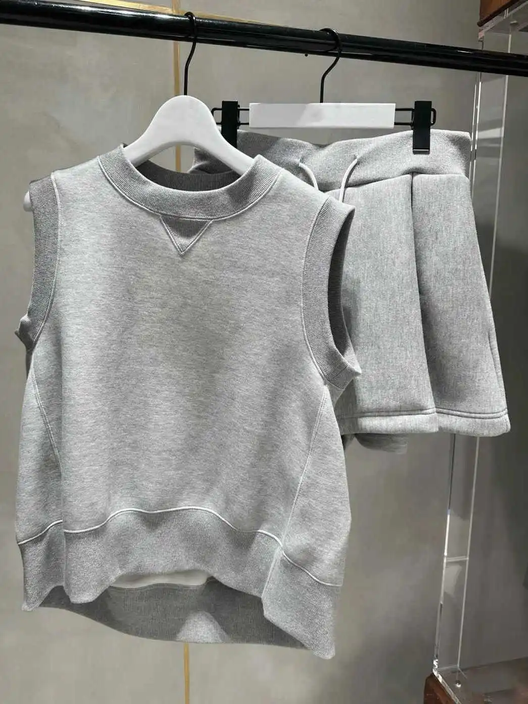 

FOG SACAI Svel round Ne, простой повседневный спортивный топ, женская модная универсальная весенняя футболка 2024, Новое поступление