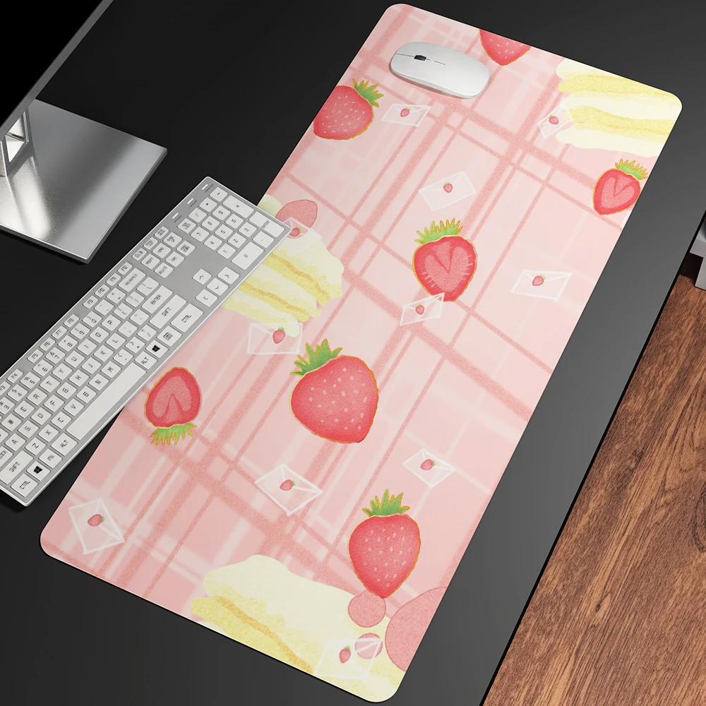 สีชมพู Gaming Mouse Pad Kawaii สตรอเบอร์รี่ MousePad อะนิเมะขนาดใหญ่พรมพื้นผิวคอมพิวเตอร์น่ารักแผ่นรองเม้าส์ PC Gamer 900X400มม.แผ่น