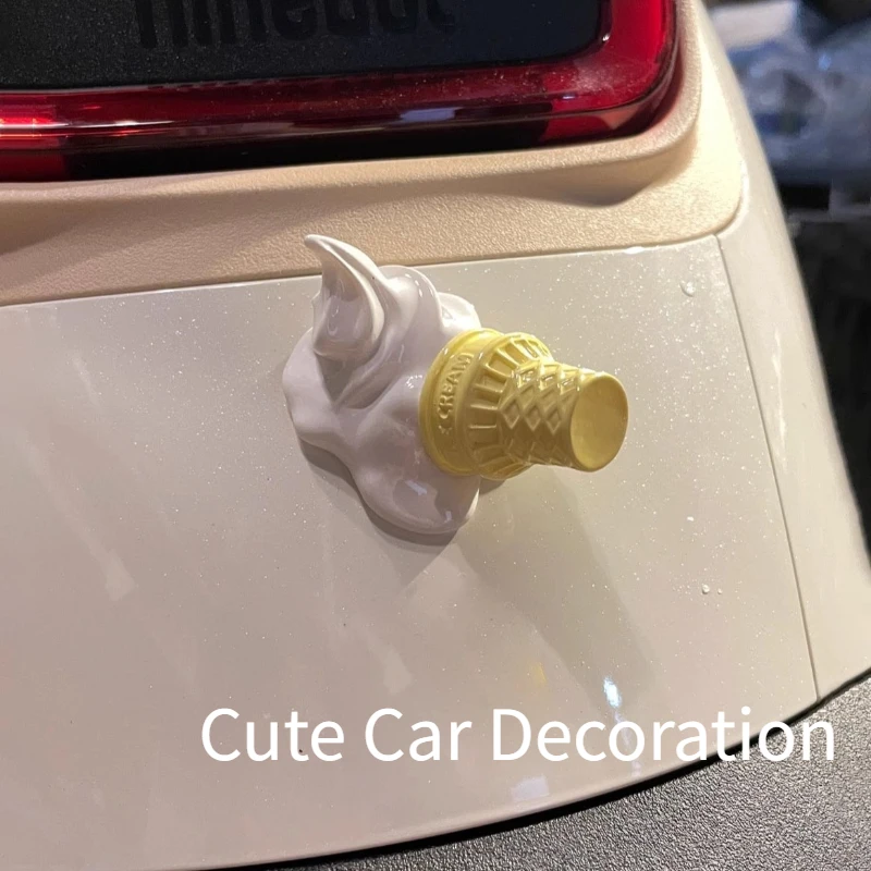 Lindo helado que cae en un coche, simulación divertida 3D de helado, decoración de coche, motocicleta divertida, decoración creativa, enviar pegamento sin rastro