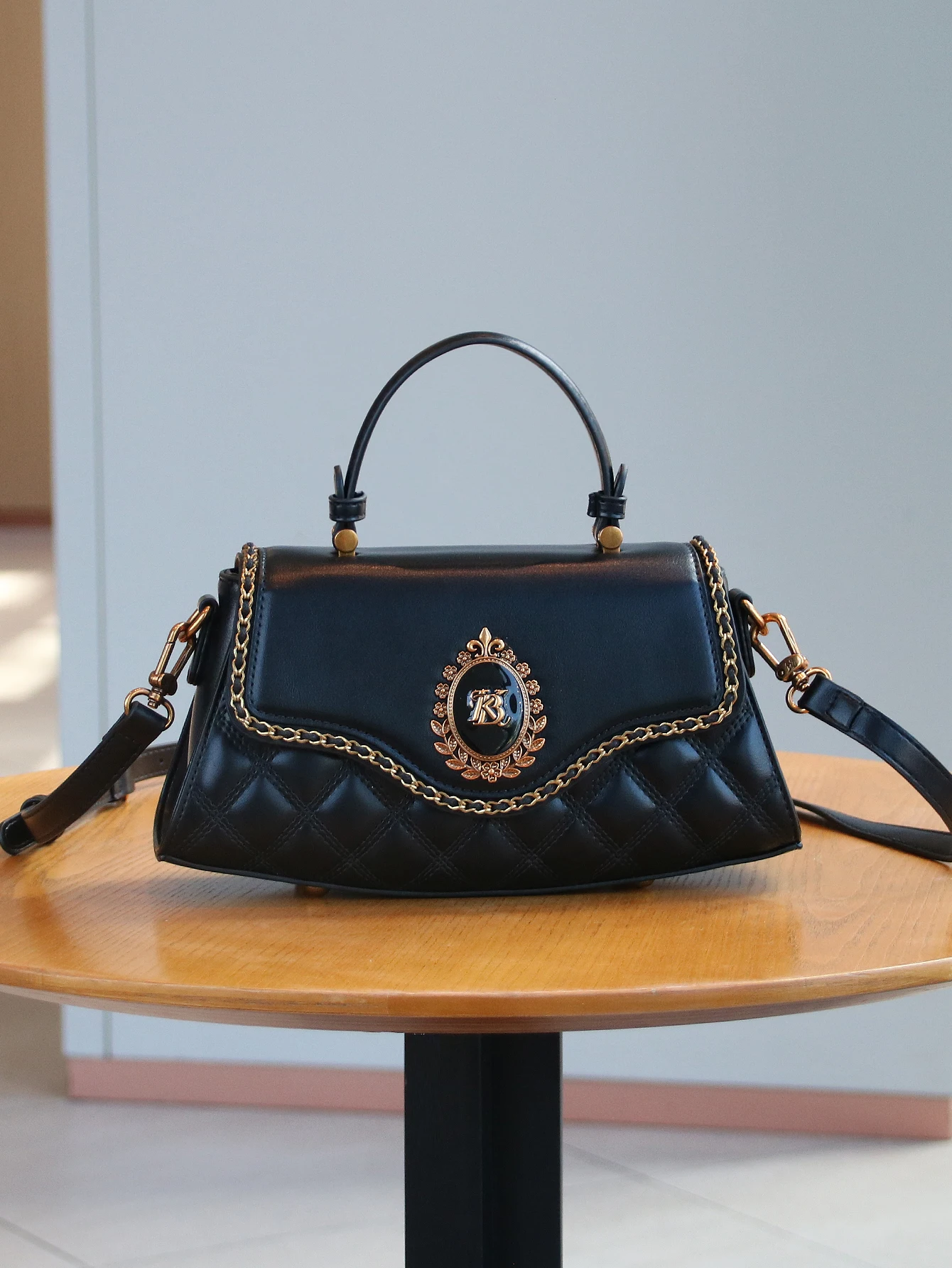 

Autumn trend in 2025: new heavy industry hardware design, light luxury handbag, high-quality rhombic embroidery line, fashion ch