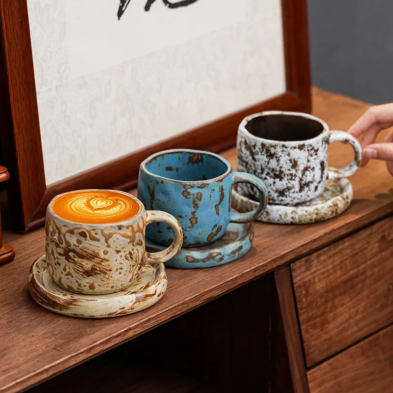 Handgefertigtes, unregelmäßiges Keramik-Kaffee-Tassen- und Untertassen-Set, Retro-Tasse aus grobem Keramik, japanischer Wabi-Sabi-Frühstückstasse im japanischen Stil.