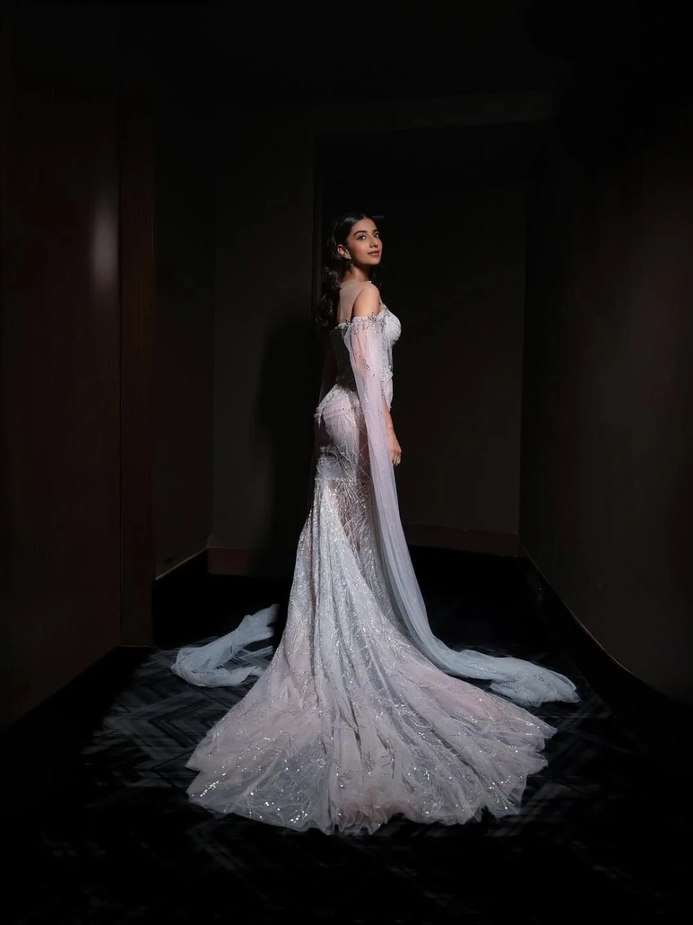 الراقية فستان الزفاف حورية البحر البريق مع الرأس الدراماتيكي رائعة الديكور شير التفاصيل حكاية مثير ثوب الزفاف مخصص