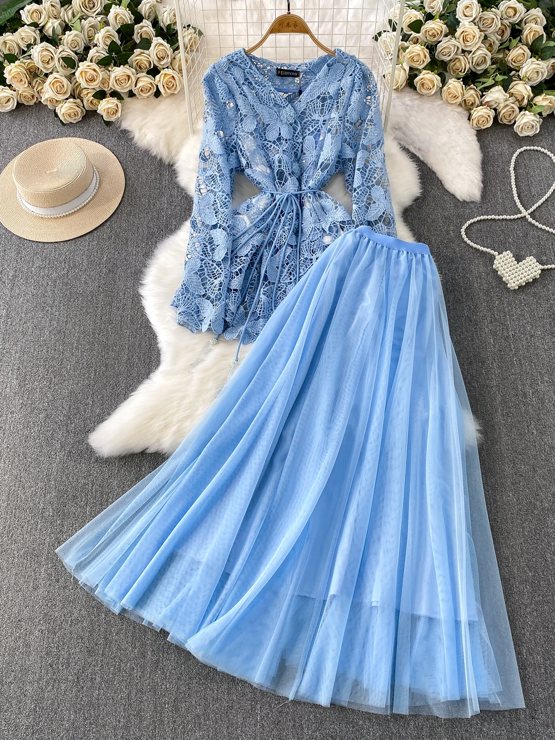 

Комплект из кружевного топа и юбки Ele V-Ne: Длинное сетчатое платье-комбинация из двух частей с драпировкой и декоративными элементами, омолаживающий эффект