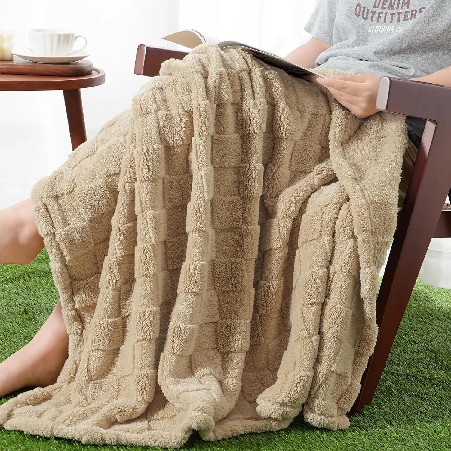 Super Soft Khkai Fleece Throw Blanket Checkered Pattern Lightweight Warm All-Seasons Couch Blanket Christmas Gift for Everyone
