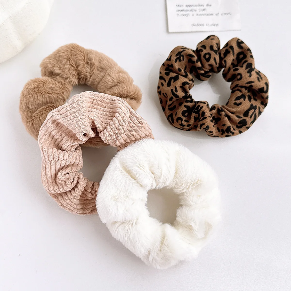 4-teiliges Fuzzy-Haargummis-Set für Frauen, Plüsch-Haargummis mit Leoparden-/einfarbenen Haargummis, weiche elastische Haarbänder, Haar-Accessoire für Herbst und Winter