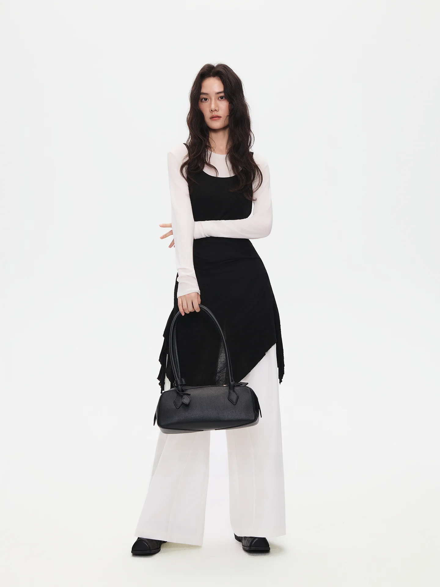 

Комплект из трех предметов LIONCAT: черное асимметричное платье с бретелями, белая футболка с длинным рукавом и широкие брюки. Модный женский комплект для многослойного ношения.