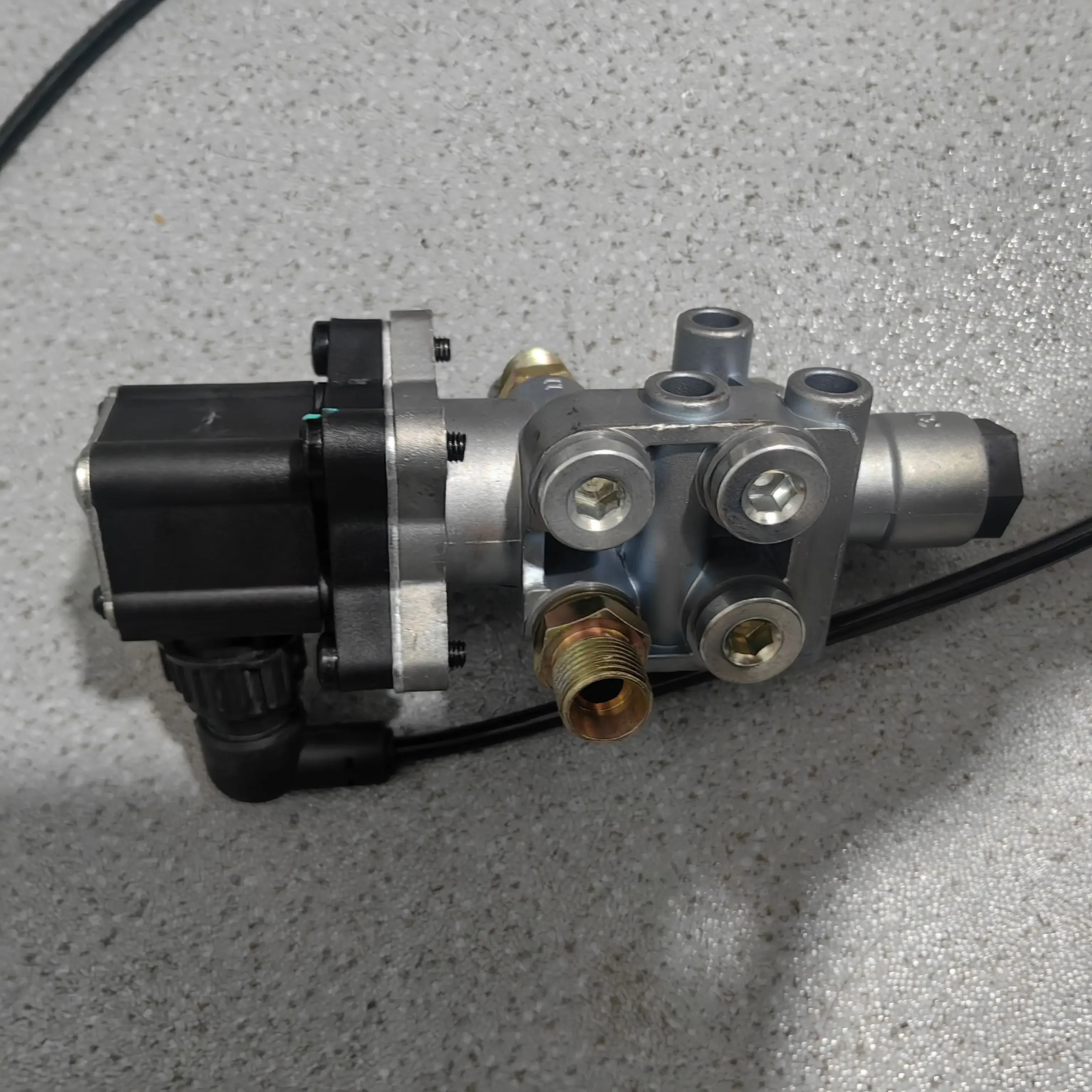 Special silent solenoid valve for lifting bridge