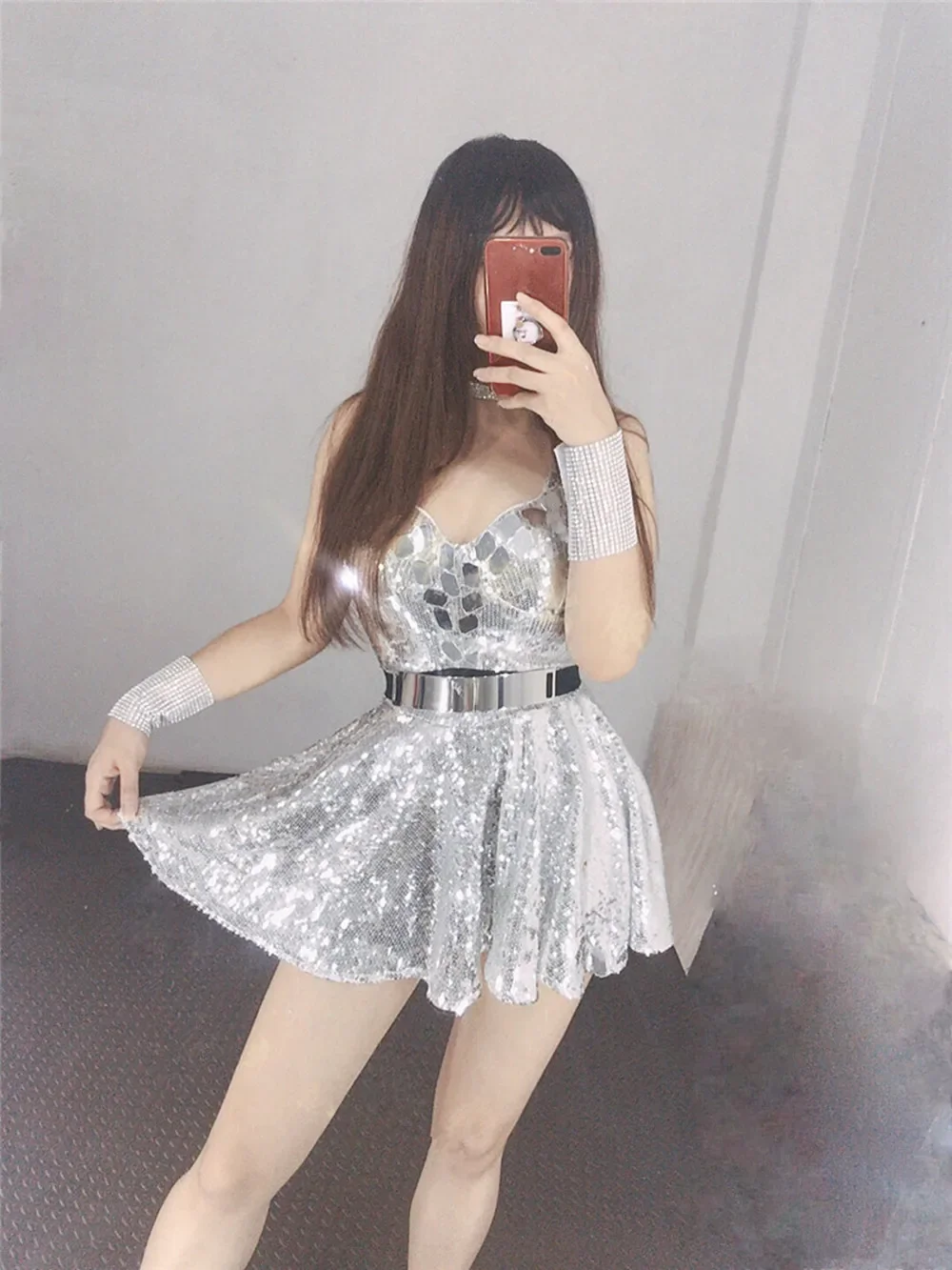 바 나이트 클럽 콘서트 공연 댄스 의상 실버 미러 스팽글 슬링 짧은 드레스 여성 가수 댄서 쇼 파티 무대 착용