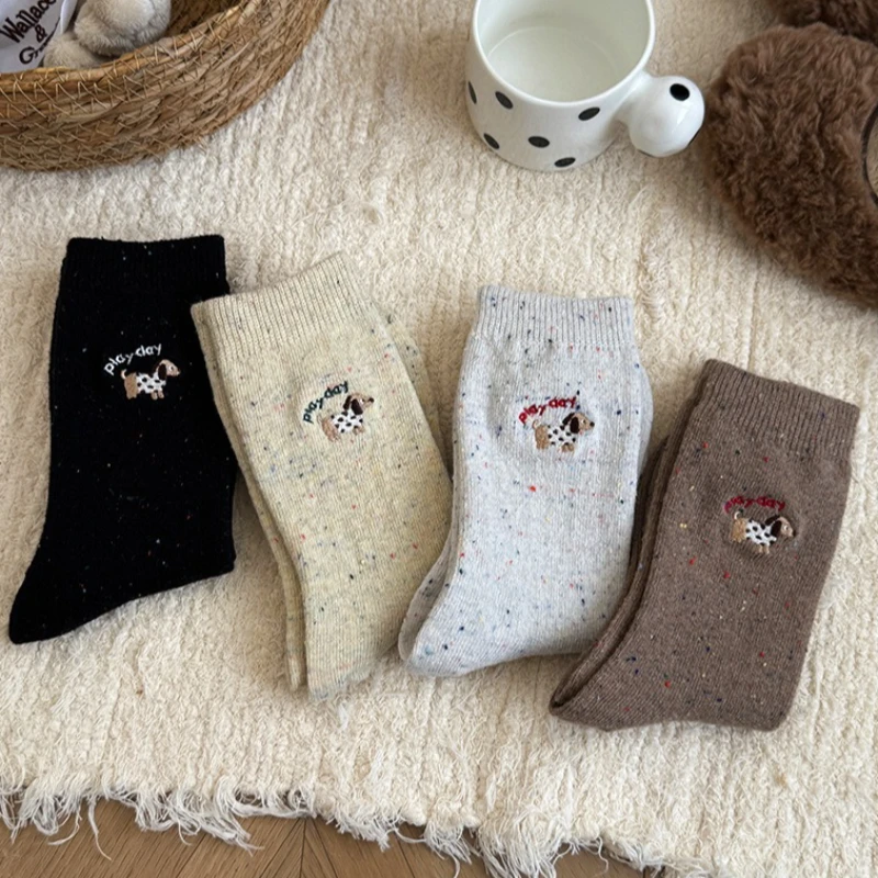 1/4 Paar Herbst-Winter-Neuwollsocken für Damen im Cartoon-Stil mit Hundestickerei, ohne Nähte, atmungsaktiv, mittellange Damensocken