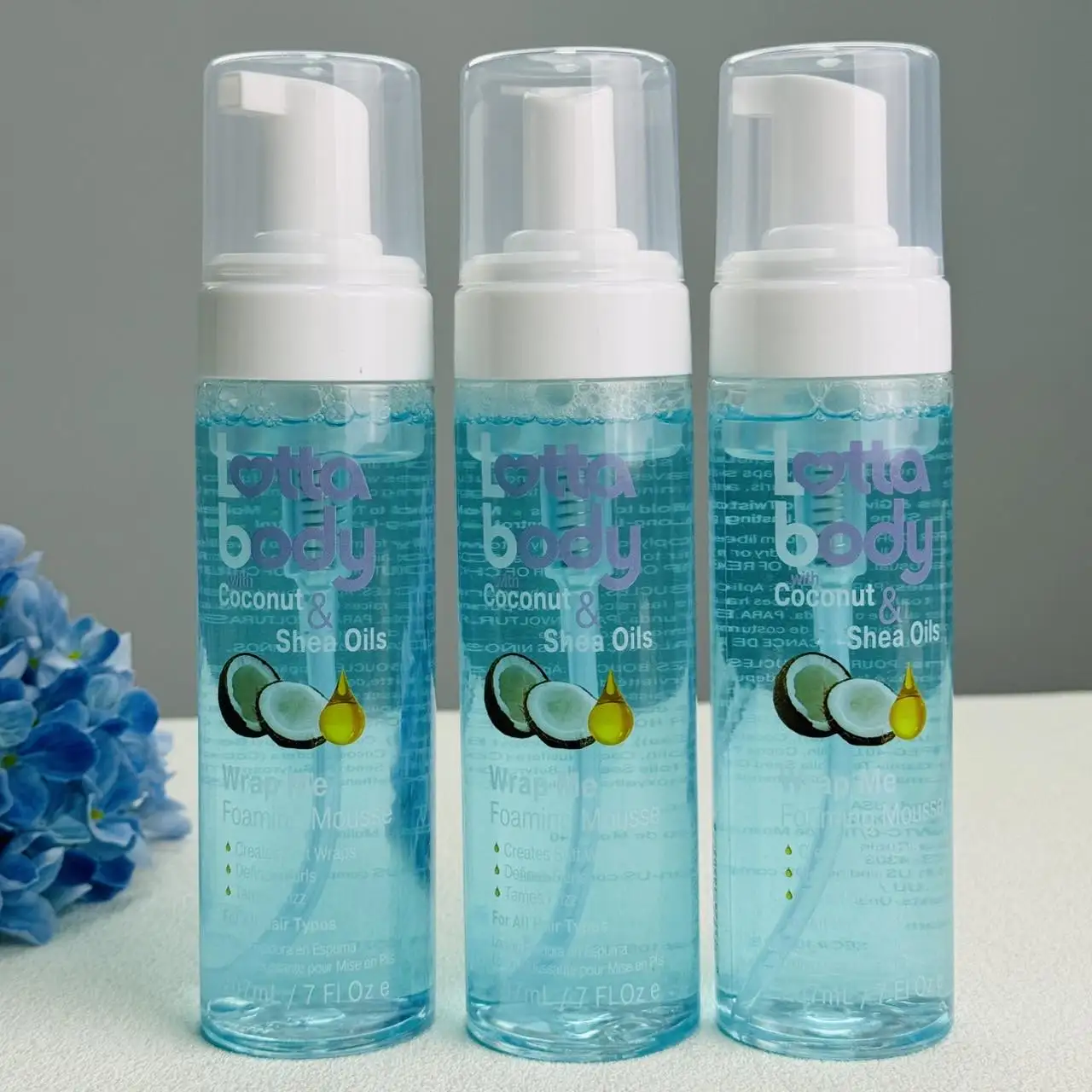 mousse-espumante-wrap-me-207ml-com-Oleos-de-coco-e-karite-lotta-para-definicao-de-cachos-macios-para-todos-os-tipos-de-cabelo