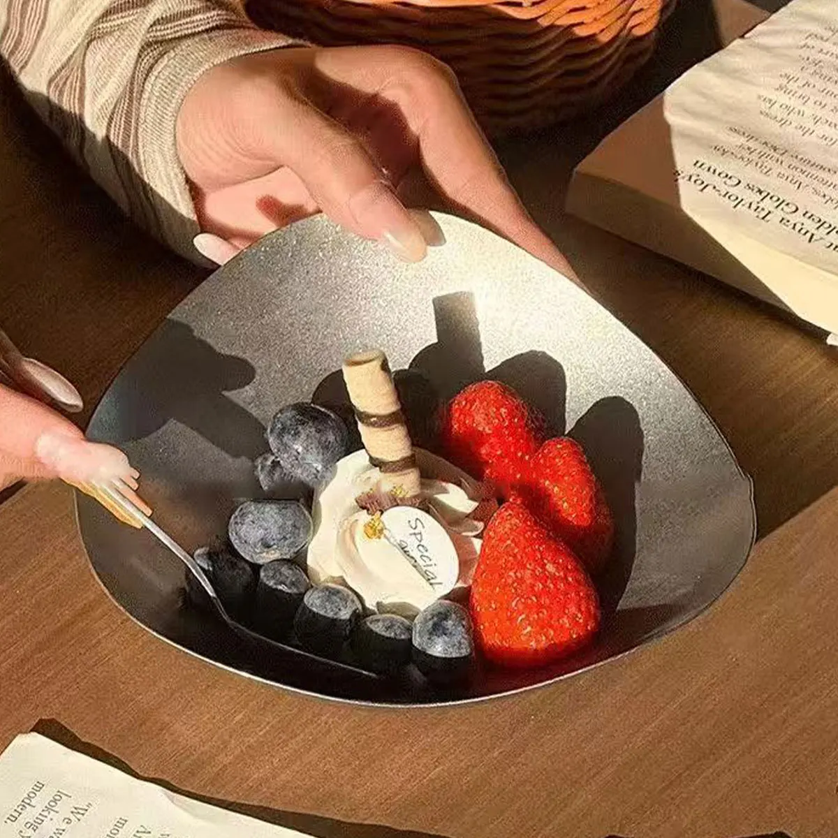 Retro Stainless Steel Irregular-Shaped Plate Creative Asymmetrical Dinner Plate Fruit Salad Plate Snack Plate Yogurt Bowl Outdoor Triangular Plate 1Pcs
