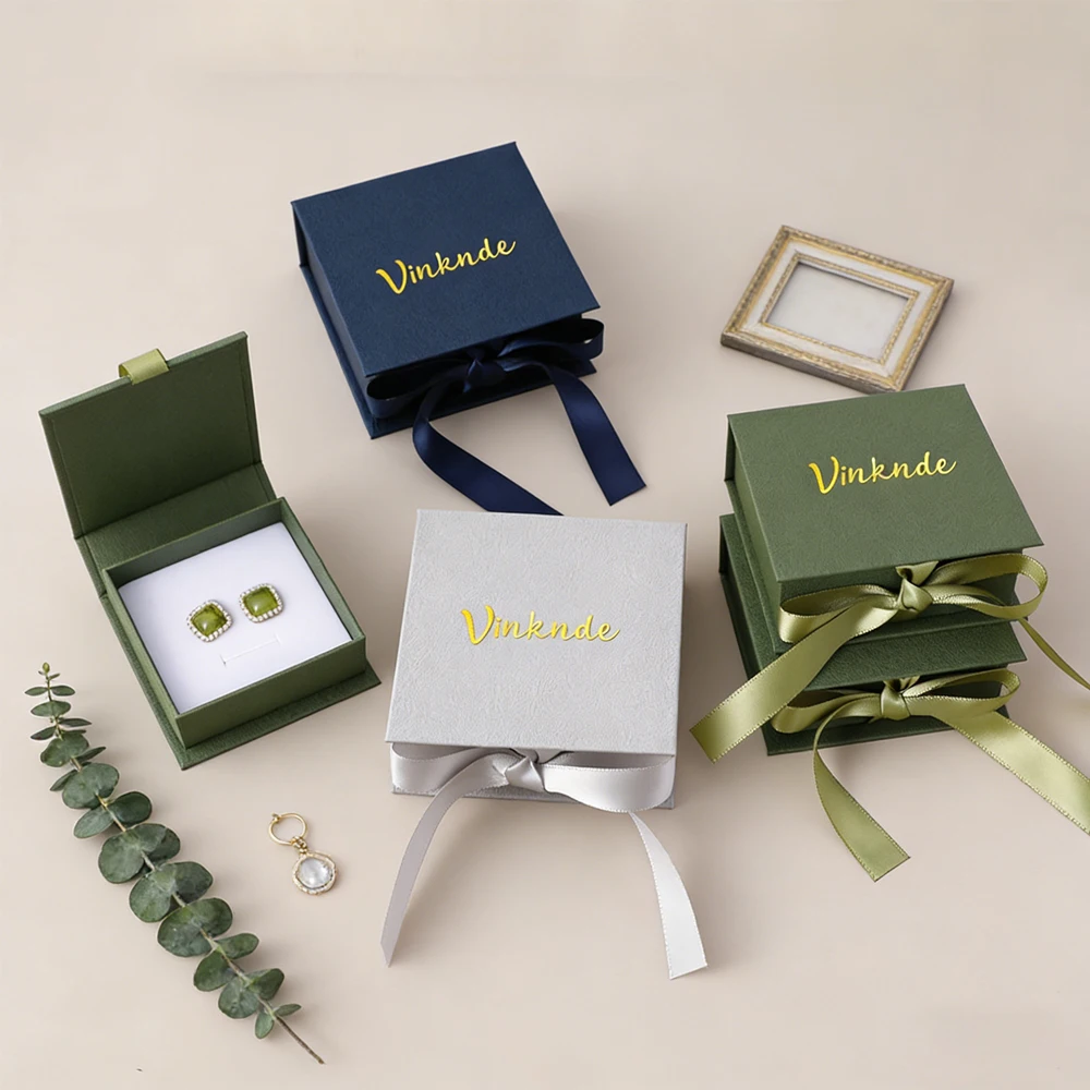 

Custom Logo 9.5x9.5x3.5cm Texture Jewelry Ribbon Paper Box For Ring Earrings Studs Charms Keychina Flap Boxes Pouch Bag Package
