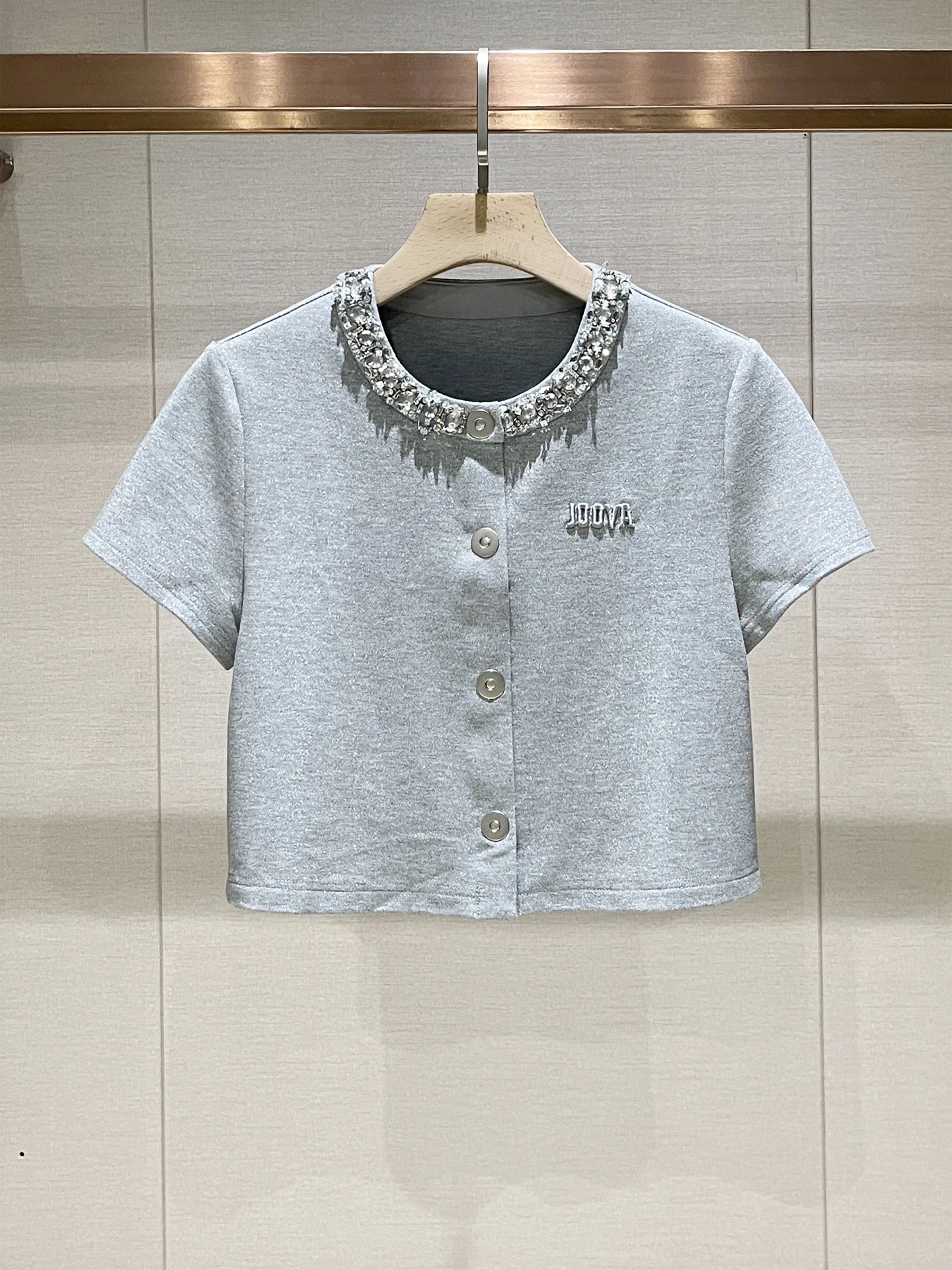 

Spring 2026 Women's ey round Ne ort Sve Diamond-Embedded Heavy-Work Single-Button Cardigan T-irt Faionable Commu...