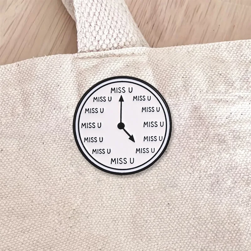 Ich vermisse dich in jedem Moment Emaille-Abzeichen Miss U Zifferblatt-Design Legierungs-Pin-Brosche Schmuckgeschenke für Fernbeziehungen – Detail 3