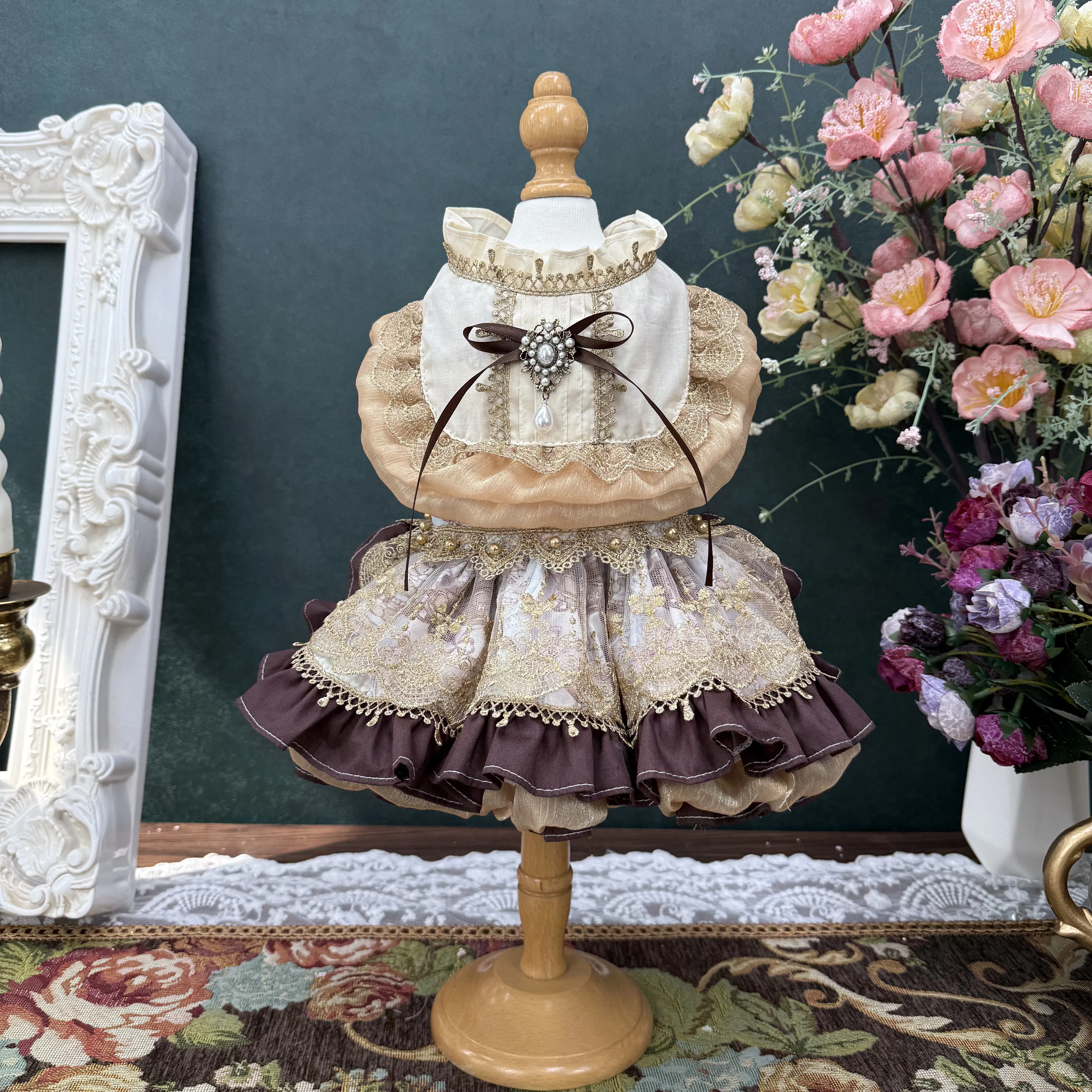 

Одежда для собак Champagne Lolita: Изысканное платье принцессы ручной работы из чистого хлопка с жемчужным бантом для маленьких и средних собак, одежда для питомцев породы йоркшир.