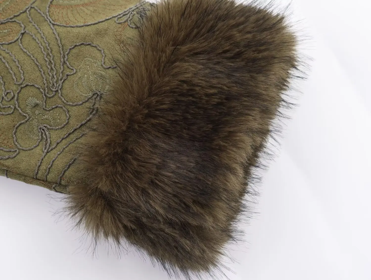 เสื้อโค้ทขนสัตว์ผู้หญิงสำหรับฤดูหนาวปี 2025 ปกเสื้อแบบปกเชิ้ต แขนยาว มีกระเป๋า ปักลาย ทรงหลวม อุ่นสบาย สไตล์สตรีทแวร์ สีเขียวทหาร