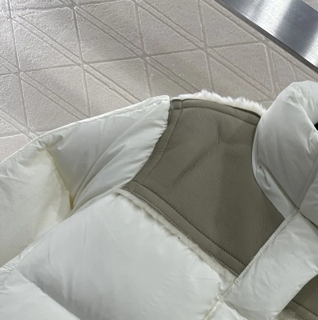 Zimowa, modna damska kurtka z nylonu, patchworkowa, prostokątna, z tłoczonym kołnierzem stójką, wypełniona białym puchem kaczym.