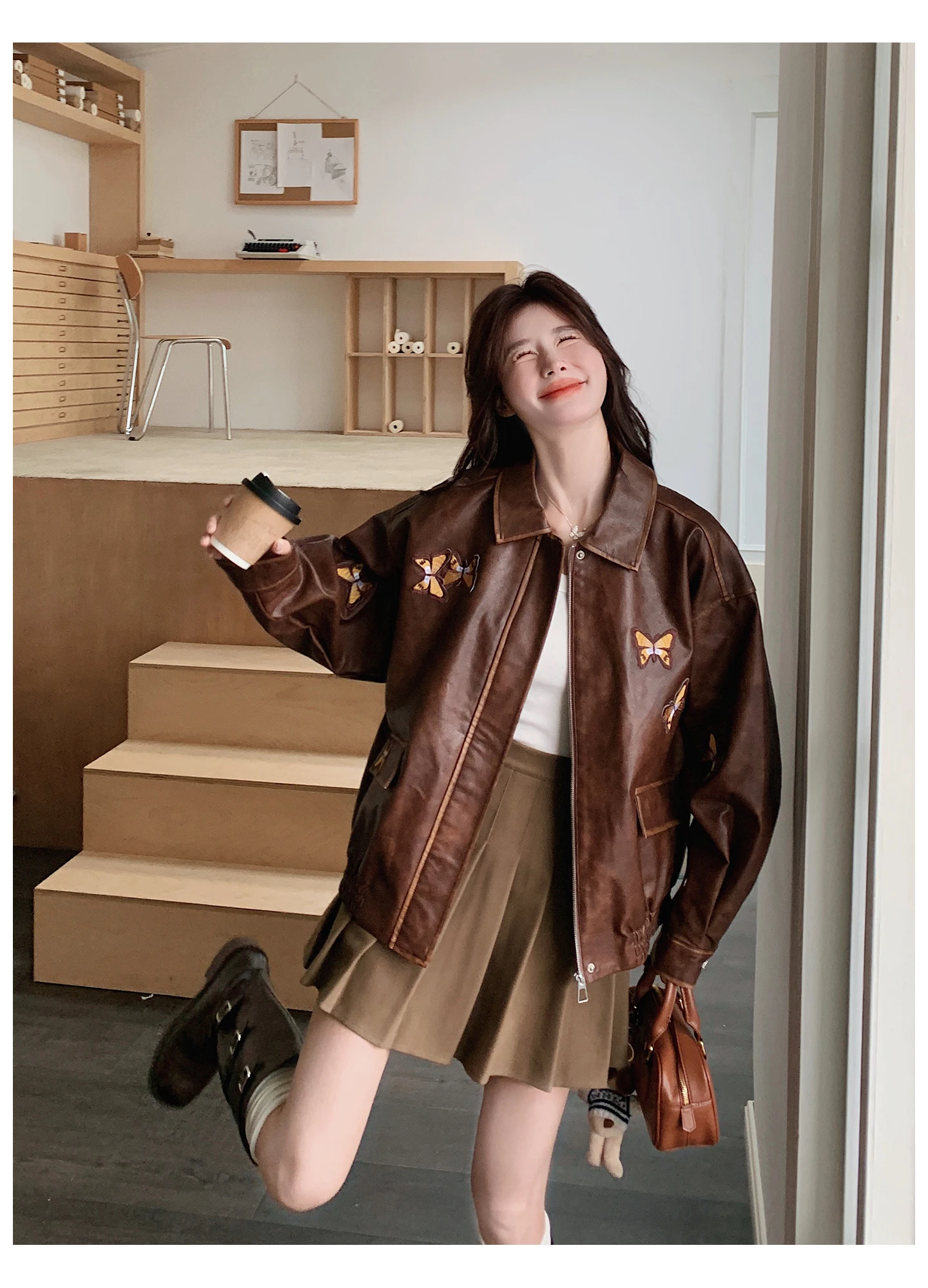 2025 الربيع والخريف جديد القهوة اللون الرجعية القوس المطرزة دراجة نارية سترة جلدية المرأة فضفاضة معطف قصير غير رسمي