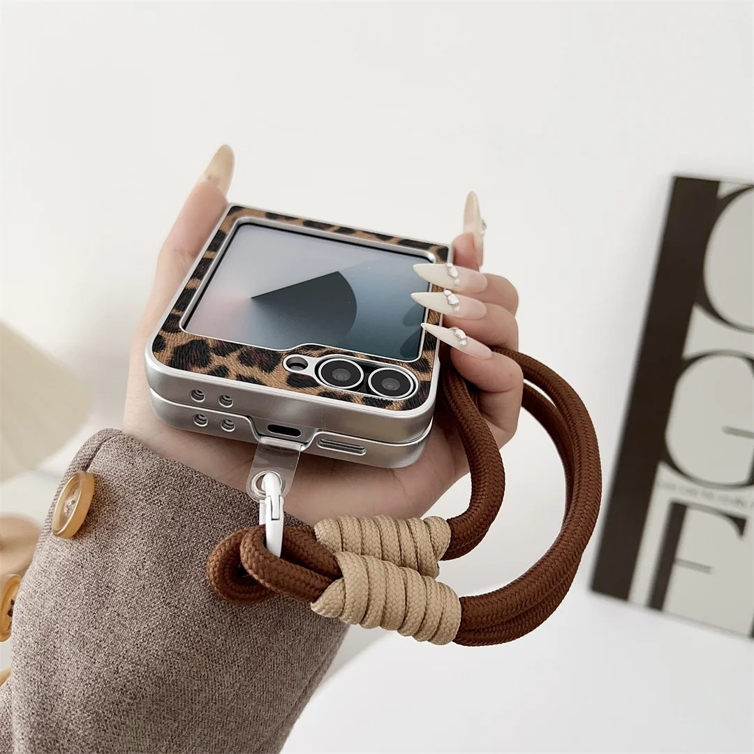 Luxury Brown Leopard Print Portable Hand Strap Phone Case for Motorola Moto Razr 50 60 Ultra 60 Pro Razr Plus 2024 2025 Cover
