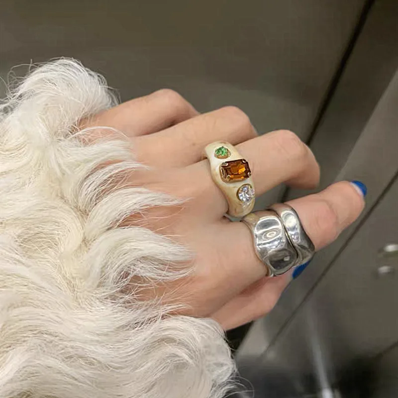 

Кольцо ручной работы с акриловой смолой, уникальный дизайн, модные украшения, мелкосерийное производство, популярно в интернете.