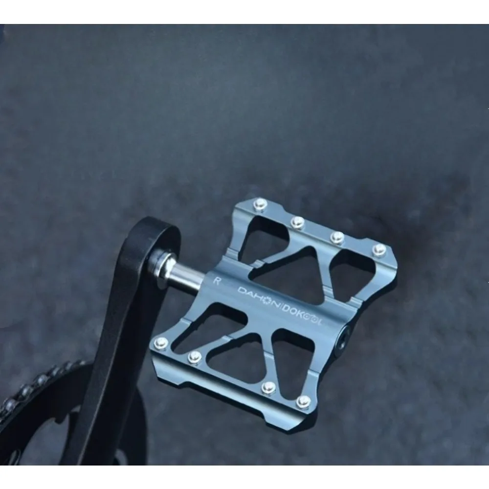 

Mountain Road Bike Pedals for Dahon Bicycle 3-Bearing CNC Aluminum Alloy Lightweight Design Bicycle Pedals Replacement Parts