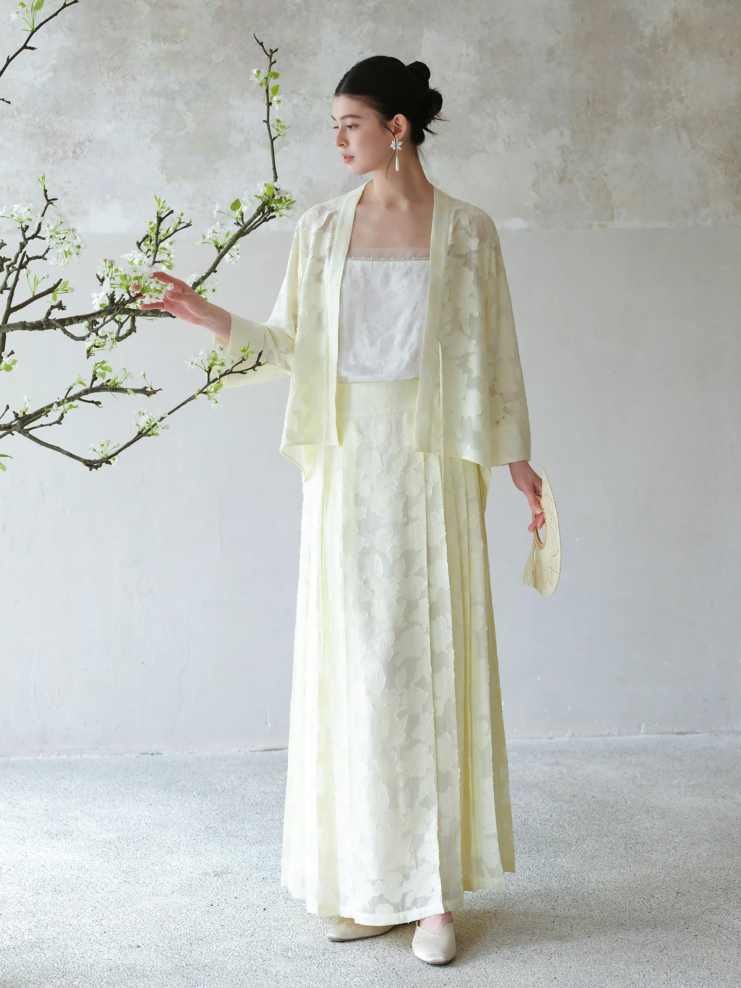 

New Summer 2026 Chinese Style Women's Hanfu Set with Cut Flower Design Textured Feelings Shoulder Drape Outerwear