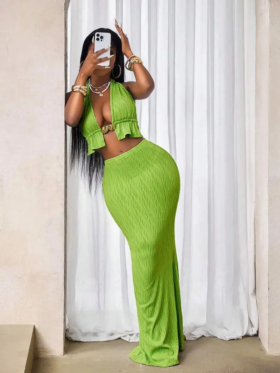 

Зеленый текстурированный комплект из двух предметов с бретелькой на шее, юбкой с рюшами и вырезами для ночного выхода