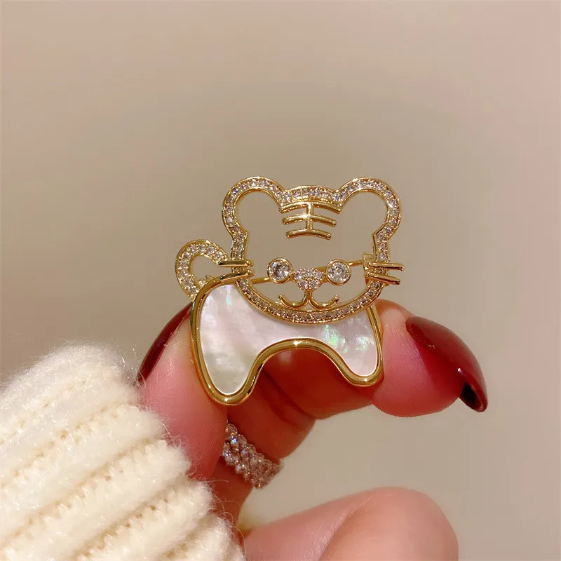 CC Coat Pin Tiger Shape Cute Brooches Korea Style Natural Shell Cardigan Shawl Buckles Mini Corsage Deting Essential Gifts B232