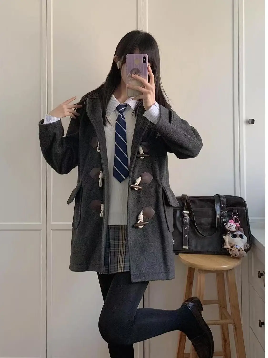 

Thiened Woolen Coat College Sle Women's Winter Jaet with Hat JK Horn Button ey Color Lapel Coat Long Sve Mid-Length