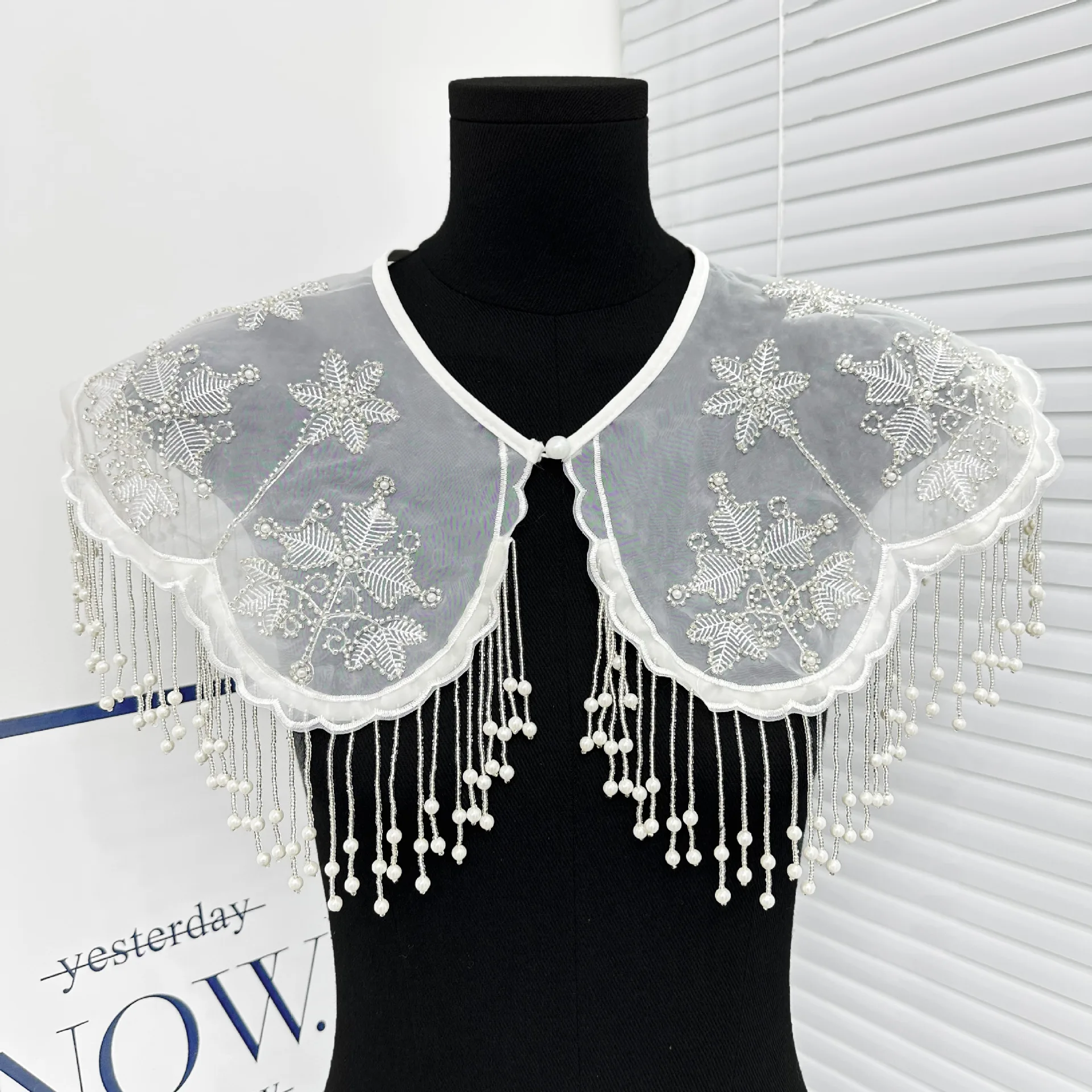 robe-de-mariee-et-de-banquet-elegante-et-polyvalente-style-chinois-avec-chale-brode-epaules-nuage-et-franges-de-perles