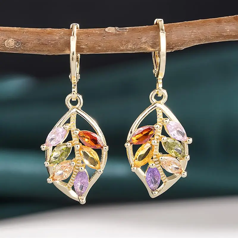 Huitan Luxus-Ohrhänger für Damen, goldfarben, mit glänzendem Zirkonia, blattförmig, frisches Hochzeits- und Party-Accessoire, Schmuck
