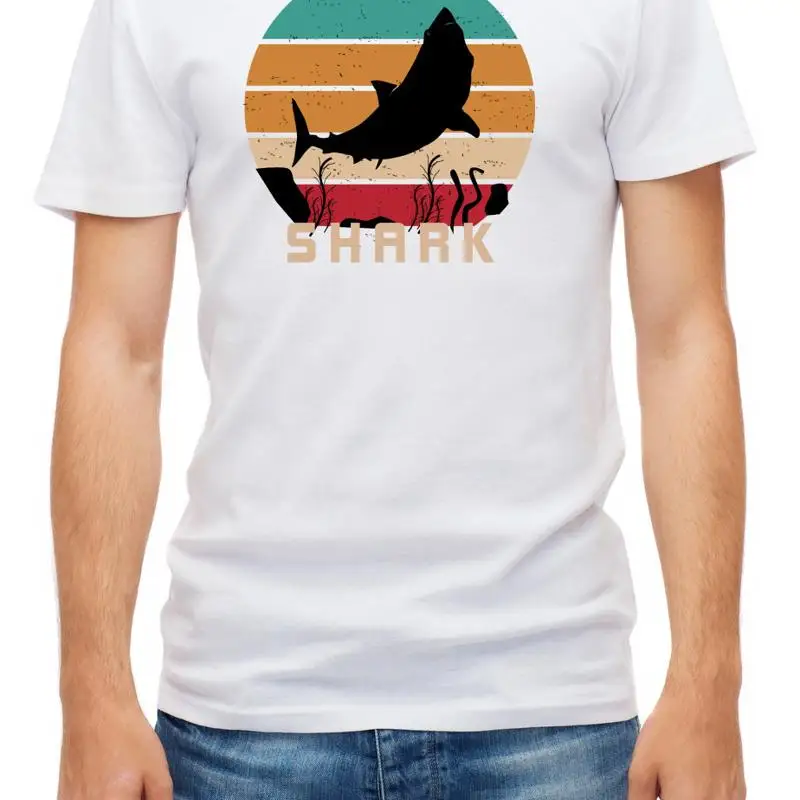 

Белая мужская футболка с эмблемой акулы и векторной иллюстрацией D345