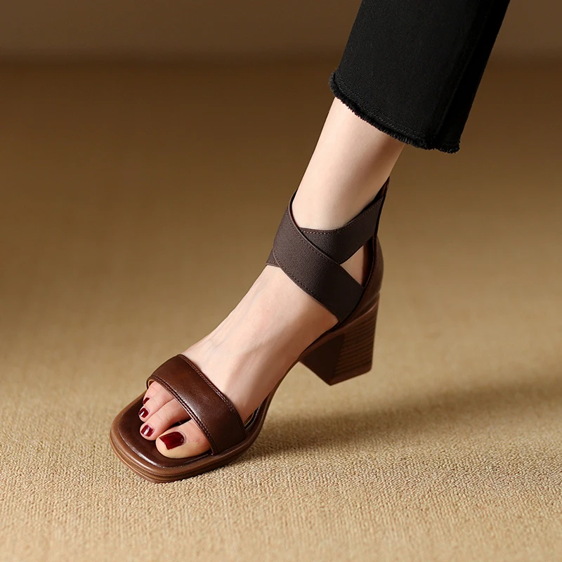 صنادل مرنة بسيطة: مصنوعة يدويًا من الجلد الطبيعي لراحة طوال اليوم