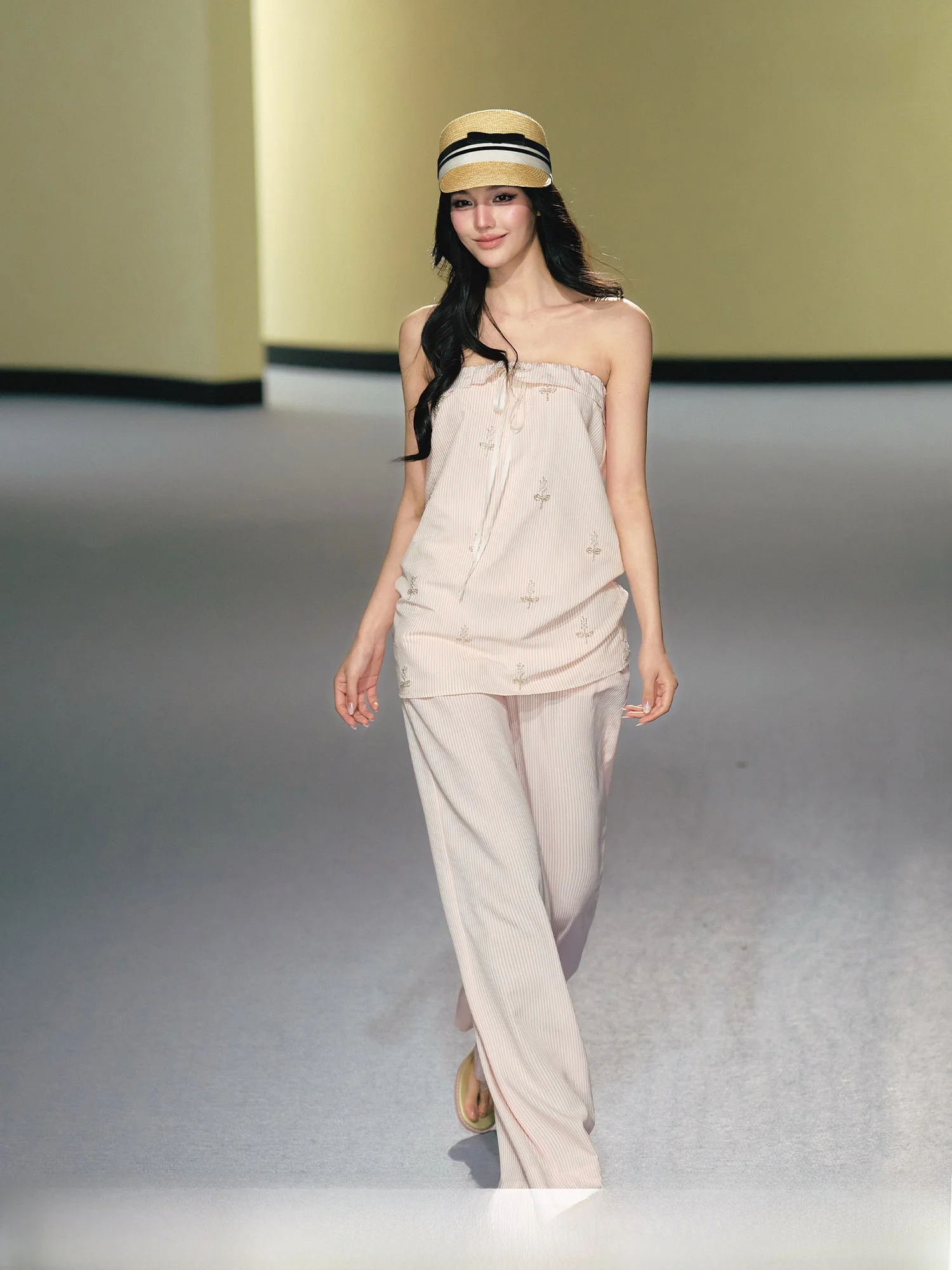 

Комплект AGAM: топ-бандо с объемной вышивкой и брюки с высокой талией, повседневный летний модный костюм-двойка с асимметричным подолом