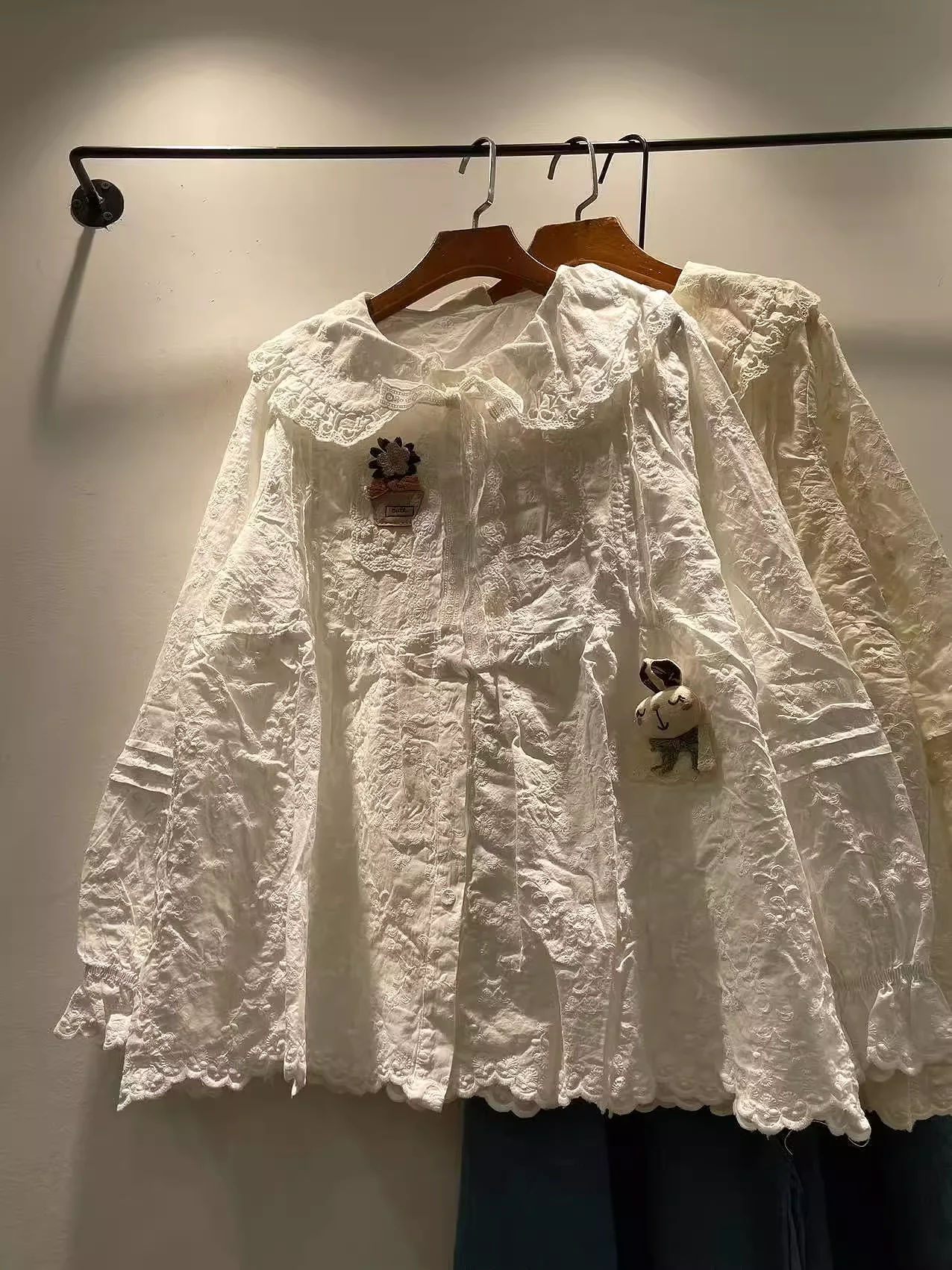 เสื้อผ้าโลลิต้าหวานโมริเกิร์ลฤดูใบไม้ร่วงญี่ปุ่นสีขาวสีเบจลูกไม้ปักเสื้อผ้าฝ้าย 100% เสื้อแขนยาว