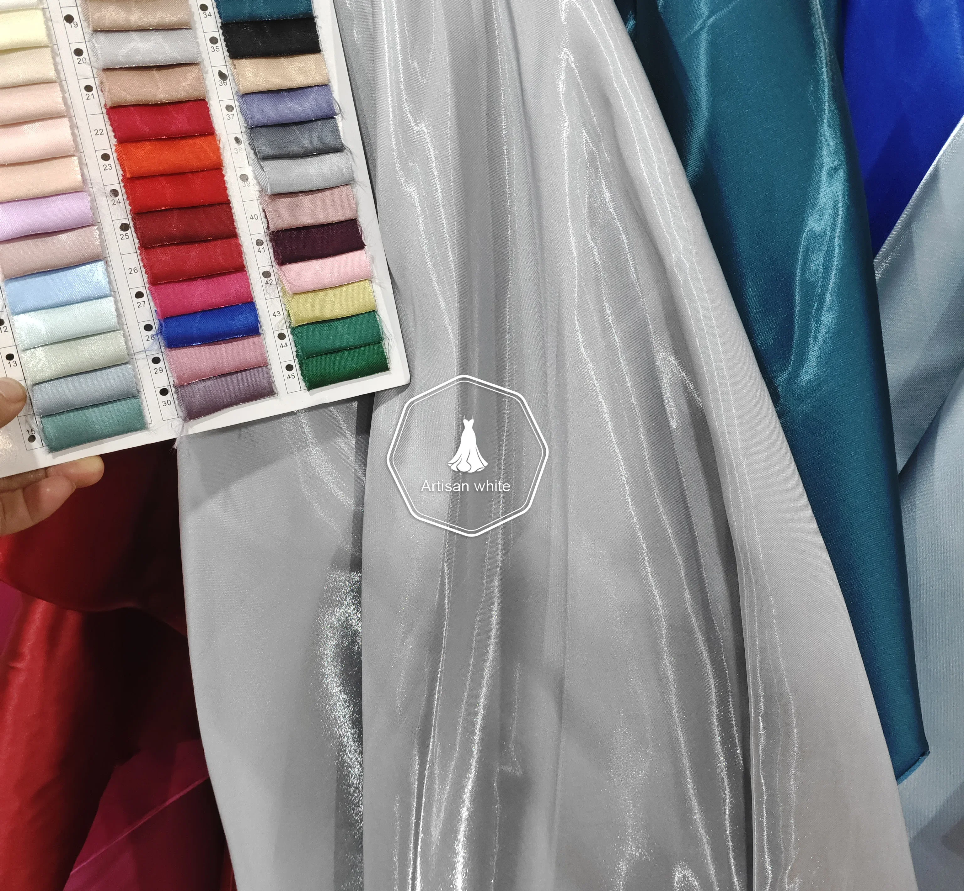 111 kleuren hoogwaardige kristallen zijde vloeibare satijnen stof, natuurlijk reflecterend, gebruikt voor trouwjurken, designerkleding