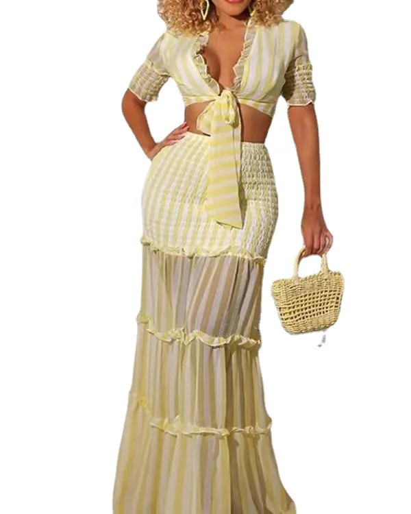 Damski zestaw: sukienka maxi w paski z wycięciami i wiązaniem w talii, krótki rękaw i falbaniasta silueta, stylowa moda.