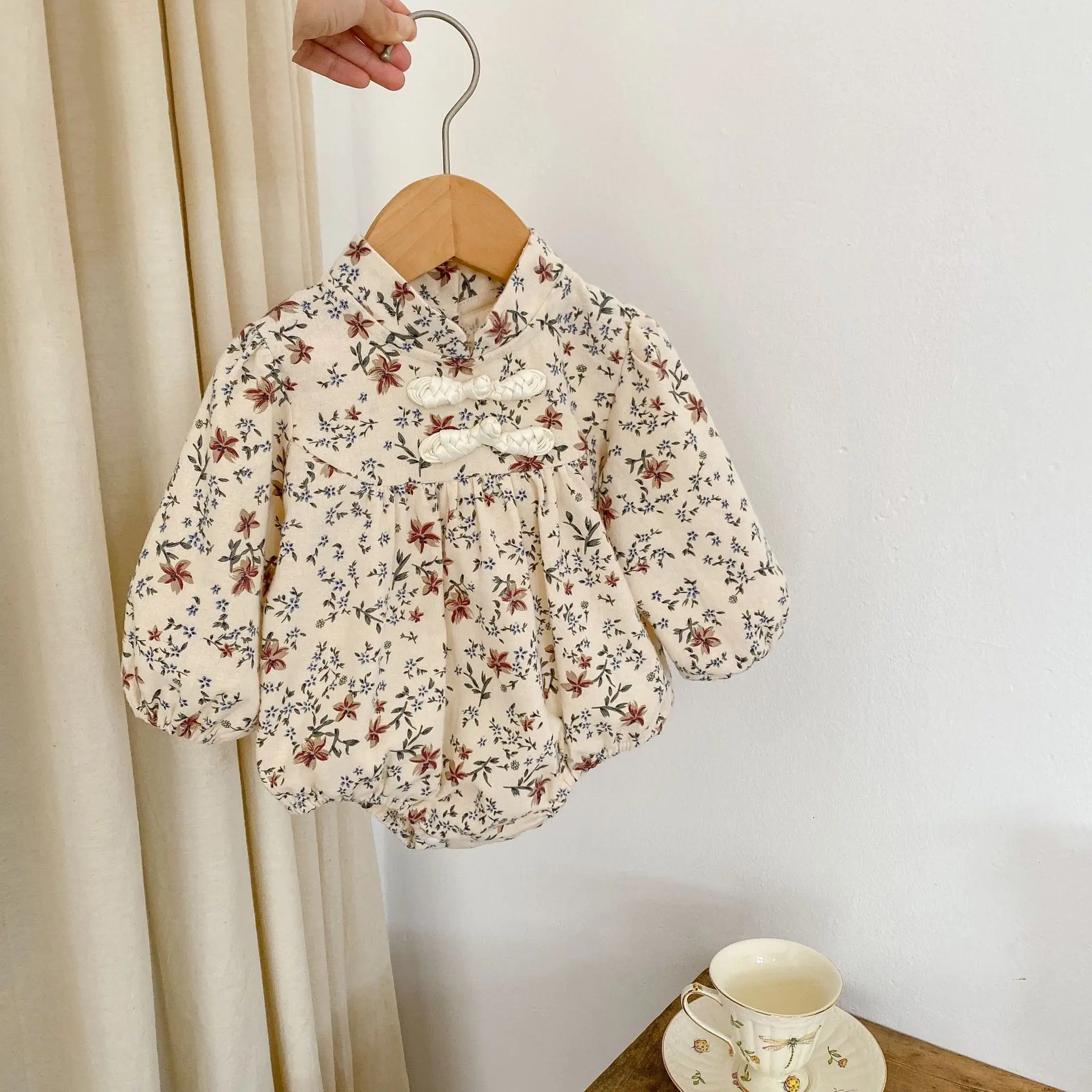 

2025 Spring and Autumn 0-2 year old girl baby floral cheongsam collar baby long sleeve loose triangle onesie climbing suit