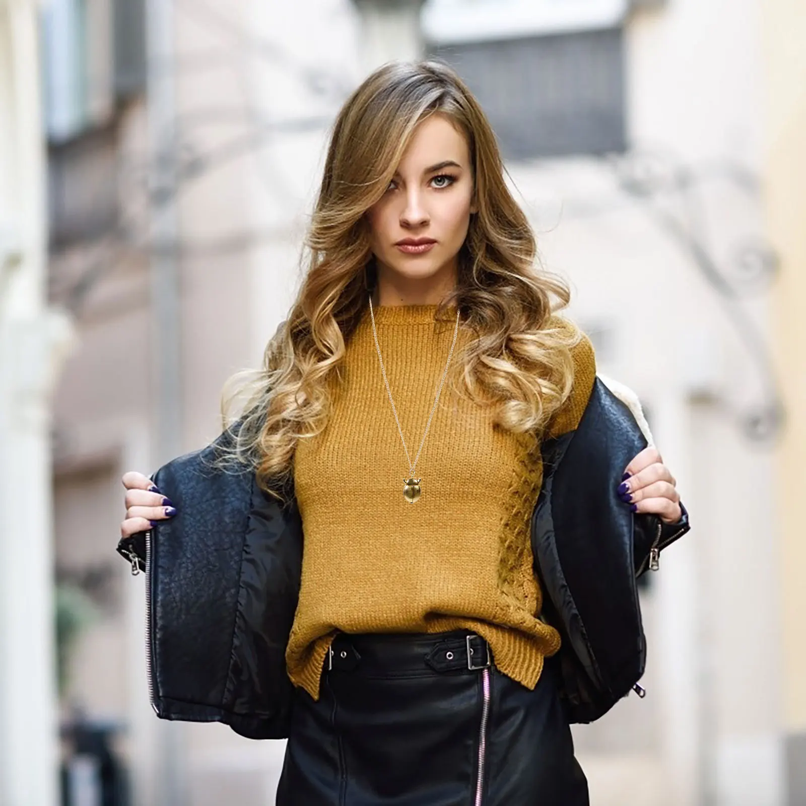 ساعة جيب كلاسيكية بغطاء قلاب كلاسيكي مع سلسلة ساعة صغيرة محمولة للرجال والنساء على طراز الجيب المزخرف