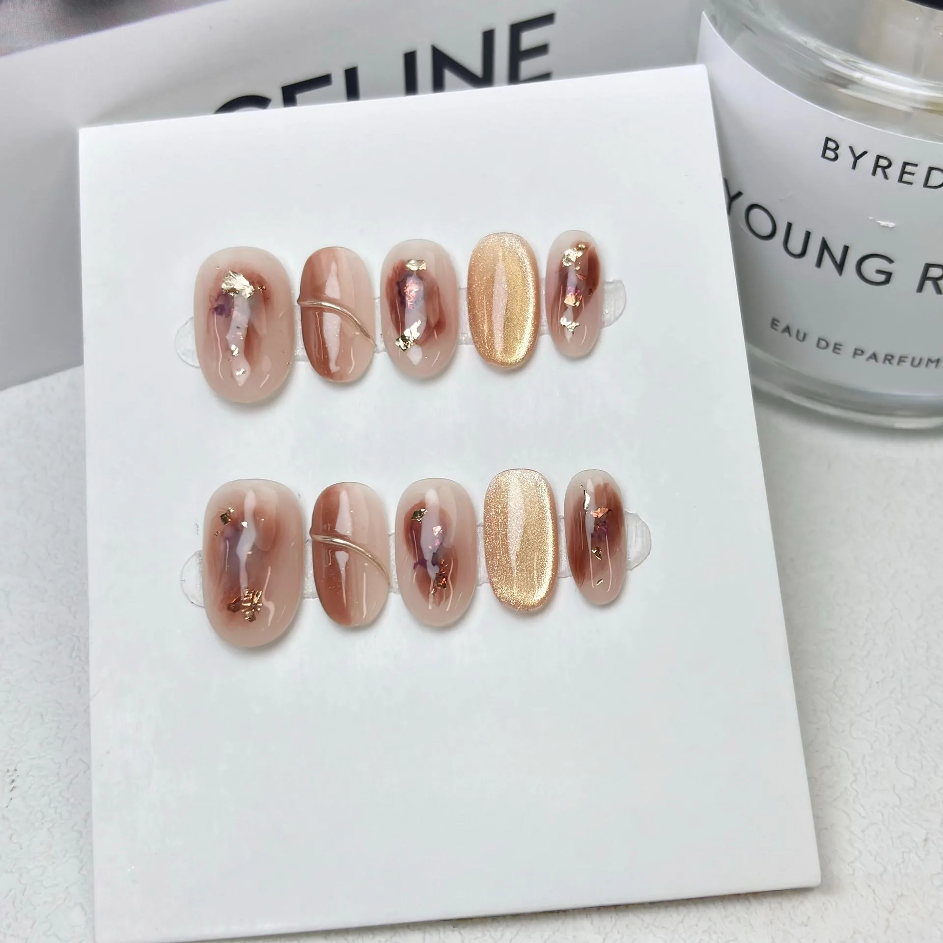 10 teile/beutel Retro Nude Farbe Vintage Bernstein Gold Glitter Getaucht Effekt Handgemachte Presse Auf Nägel Kurze Oval Abnehmbare Falsche Nägel