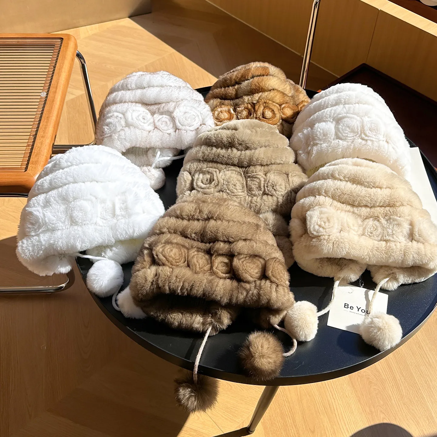 Echte Rex-Kaninchenfell-Mütze mit Blume, Winter-Herbst-Warmmütze, Bommel, flauschiger Ball, Ohrenschutz, niedliche Kopfbedeckung – Detail 2