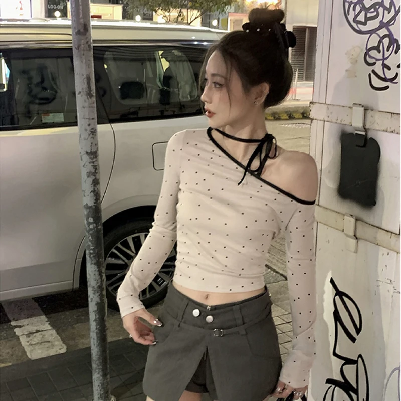 Camiseta de manga larga con lunares y lazo para mujer, top adelgazante y que abraza la figura con hombros descubiertos, Top corto y caliente para chica
