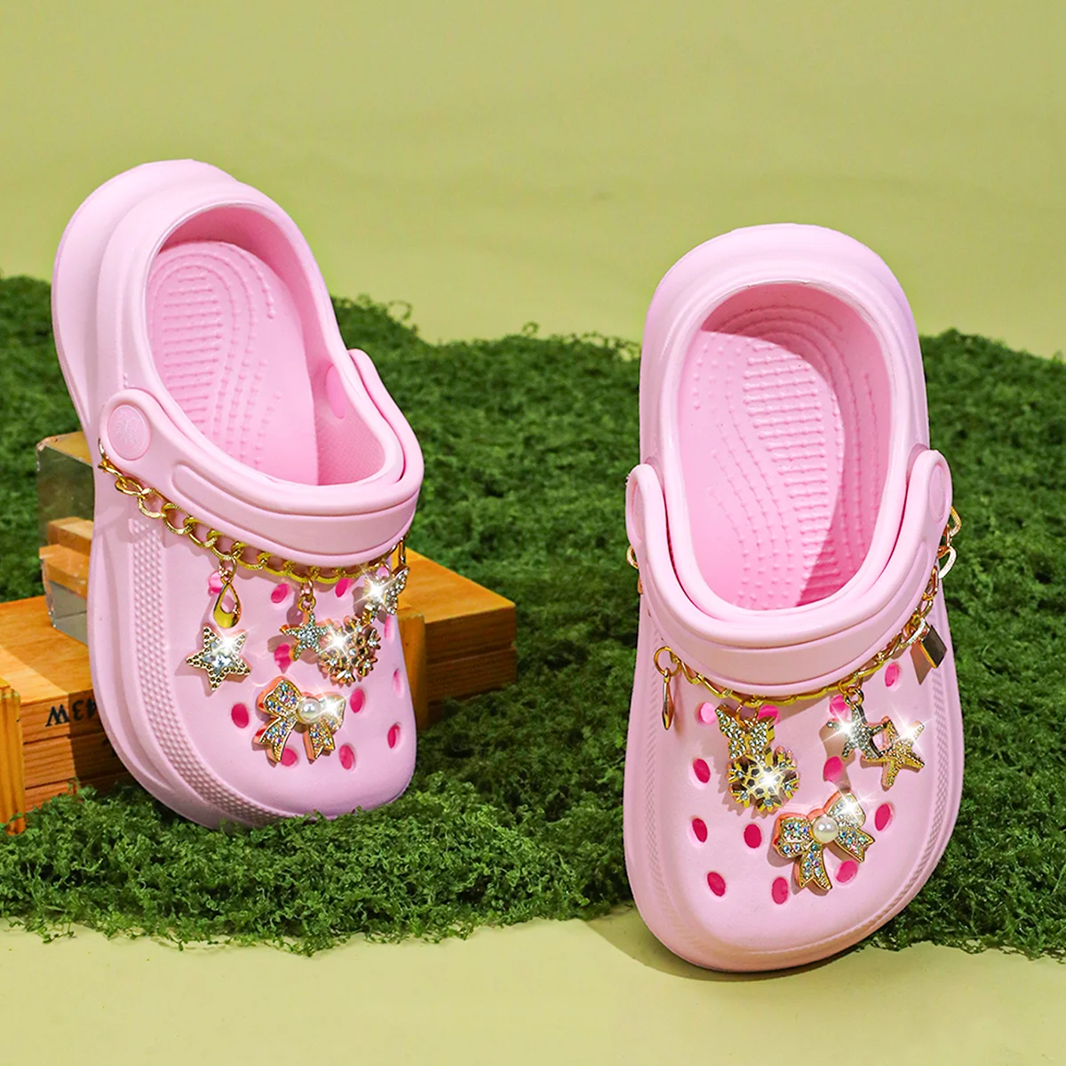 Kinder Slip-On Clogs und Pantoletten - Atmungsaktive, Wasserdichte EVA-Gartenschuhe mit Dekorativer Kette für Strand und Alltag 168 – Detail 7