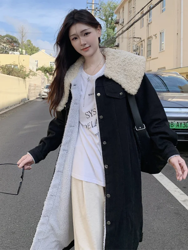 

Зимняя утепленная джинсовая куртка-жакет с ретро-воротником и отделкой из овечьей шерсти, модная корейская свободная куртка с длинными рукавами, визуально стройнящая фигуру