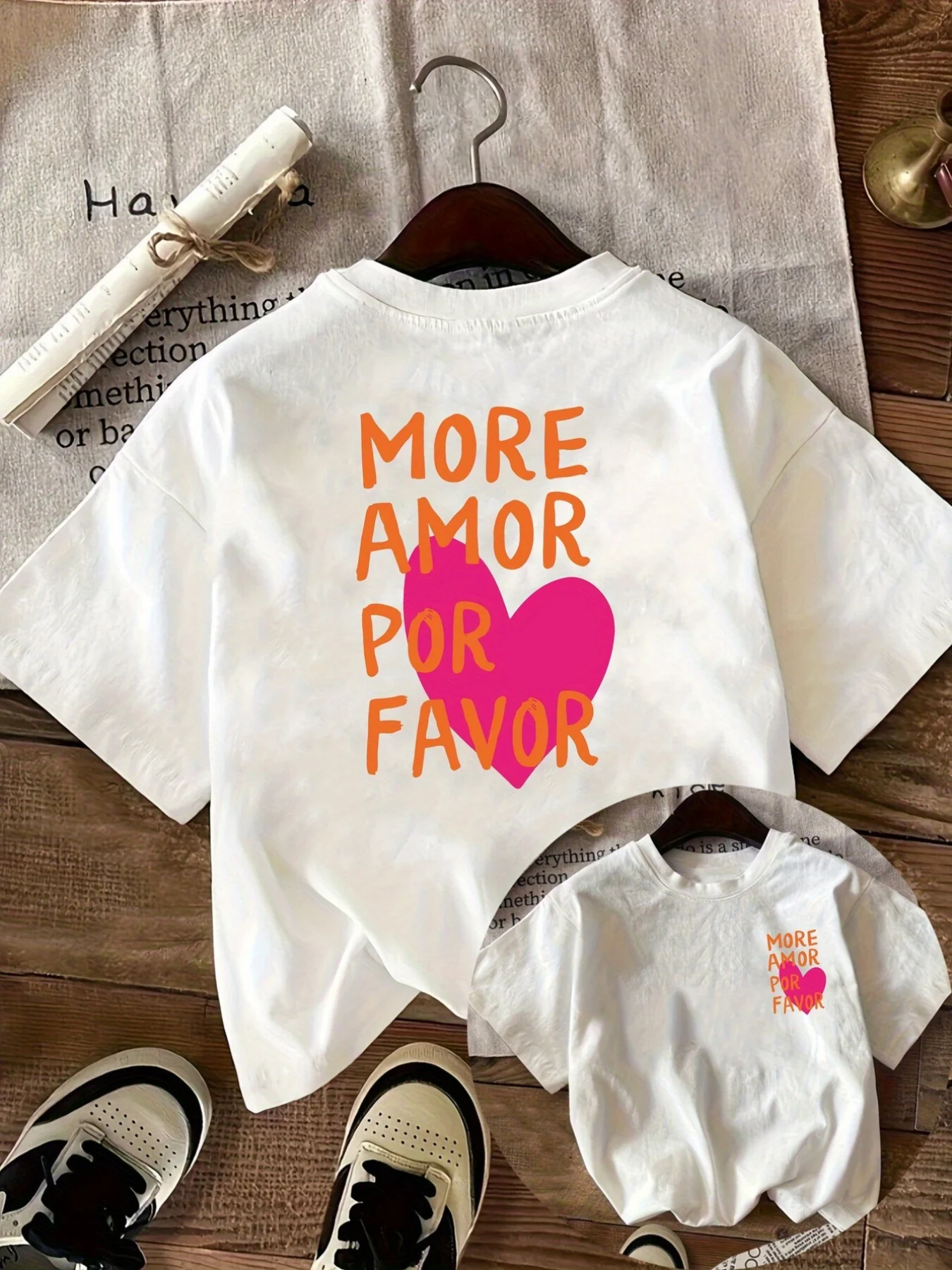 Camiseta feminina casual de manga curta com estampa More Love, Please Love More, ajuste confortável, design clássico, para todas as estações
