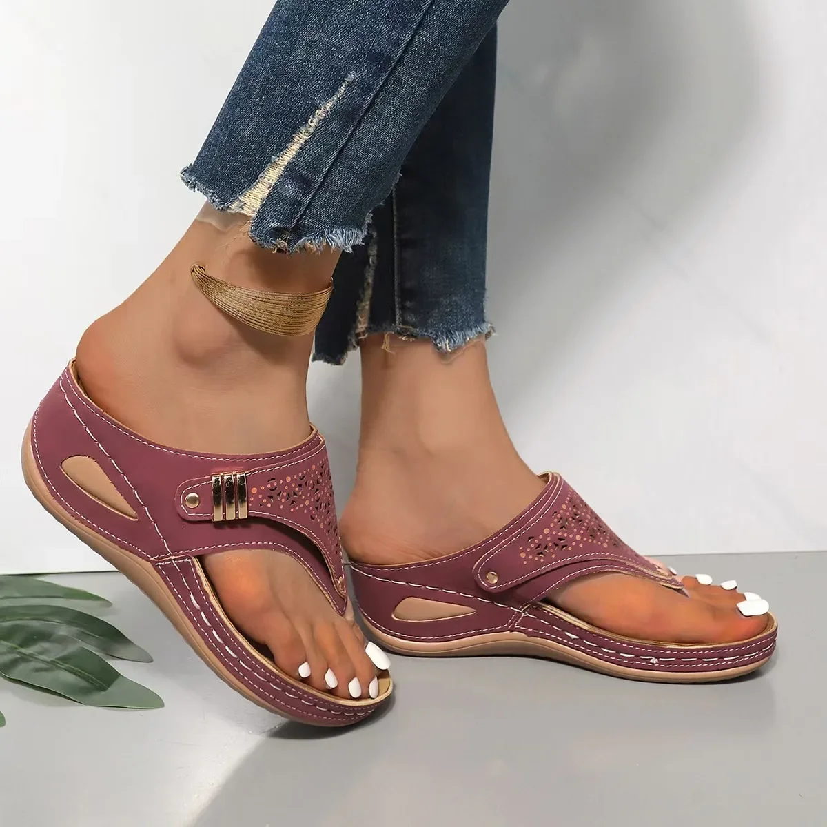 

Large size solid color 2026 summer new round head thick bottom fashion hollow outer wear flip-flop sandals women