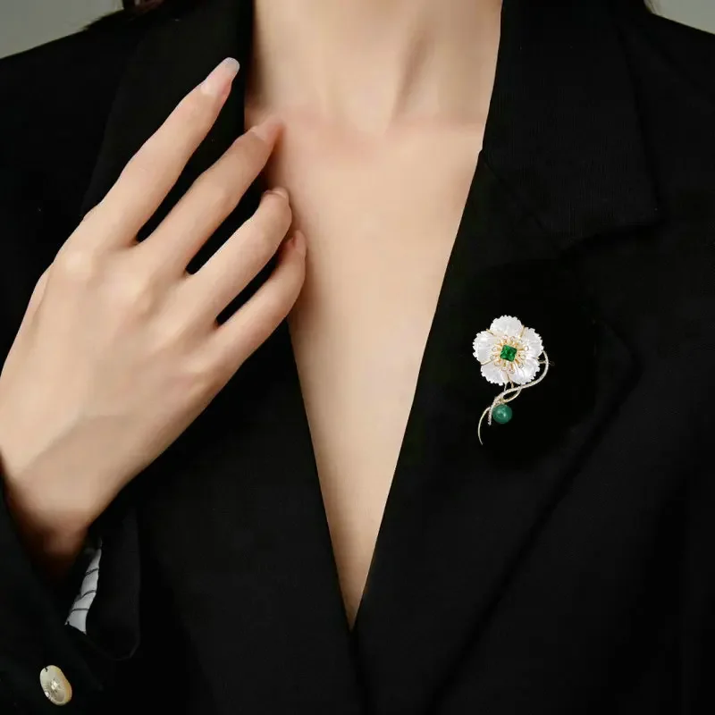 Spilla retrò ed elegante, cheongsam, abito da sera, cappotto, spilla fiore di conchiglia di madreperla naturale di fascia alta9526